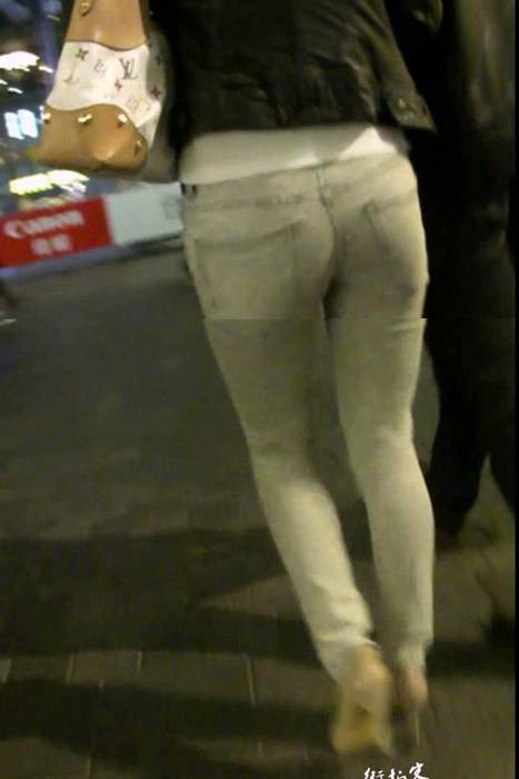 [街拍视频]00280牛仔裤也可以这么性感这么紧少妇的臀部太紧实了