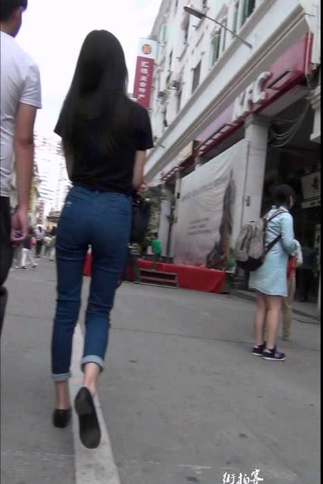 [街拍客视频]jx0071 跟男朋友逛街的牛仔七分裤美眉