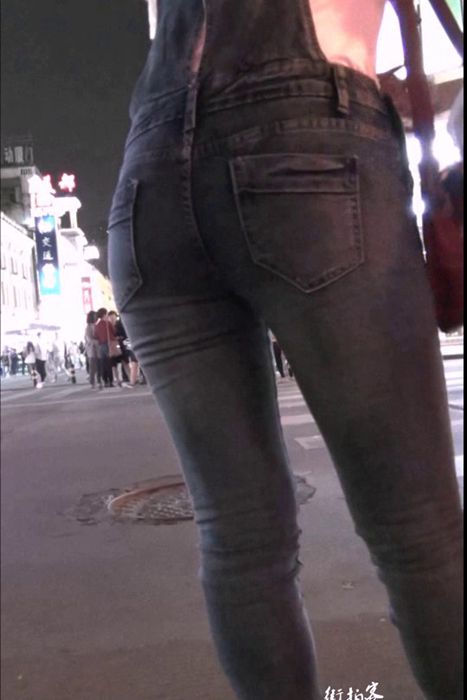 [街拍客视频]jx0579 牛仔吊带紧身裤漂亮美眉
