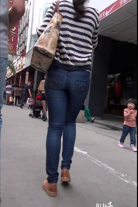 [街拍客视频]jx0592 蓝色紧身牛仔裤翘臀少妇