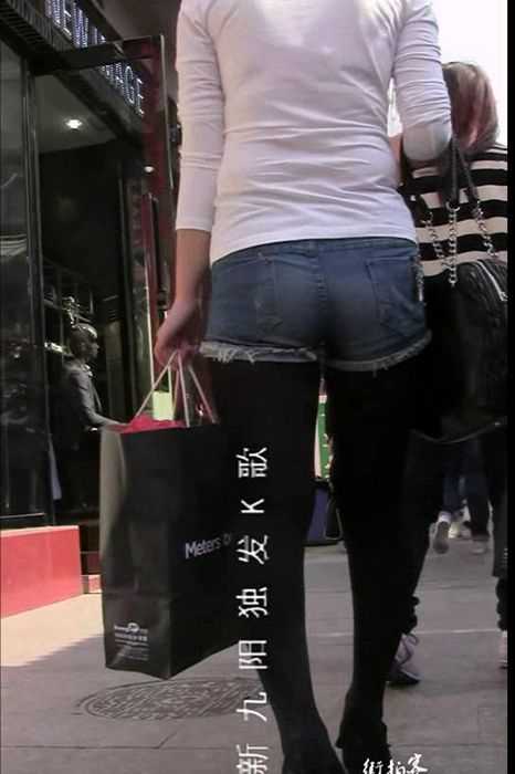 [街拍视频]00064性感厚黑丝裤袜高跟美少妇在购物
